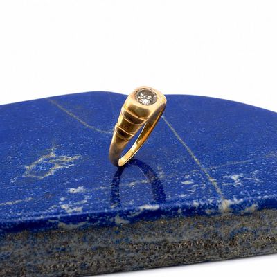 l'image d'une bague en or ornée d'un diamant
