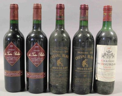 six bouteilles de vin sont alignées sur une table