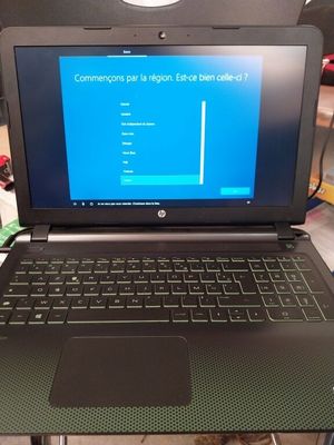 un ordinateur portable posé sur une table