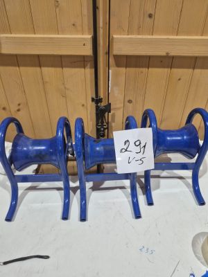 trois tuyaux bleus posés sur une table, avec une étiquette de prix dessus