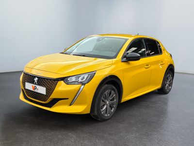 une voiture jaune garée dans une pièce blanche au sol noir