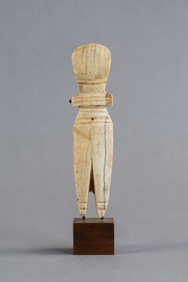 l'image d'une statue en bois représentant un homme avec un chapeau sur la tête