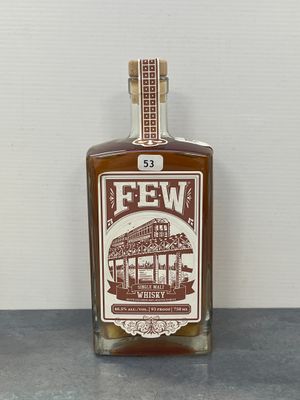une photo d'une bouteille de whisky posée sur un comptoir