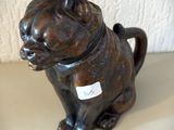une statue représentant un chat assis sur une table