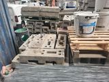un tas de parpaings posés sur des palettes dans un entrepôt