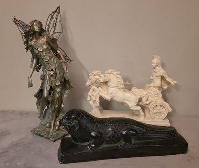 une statue représentant une femme à cheval, à côté d'une statue représentant un homme à cheval