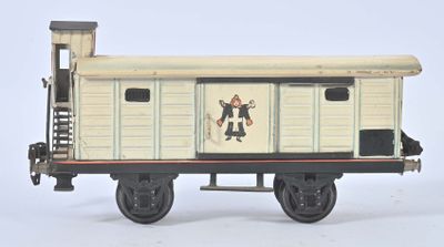 un petit wagon de train miniature sur fond blanc