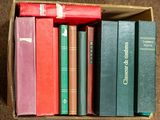 une boîte remplie de livres posés sur le sol