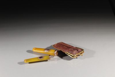 deux briquets posés sur une table