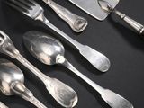 beaucoup de cuillères et de fourchettes en argent sur la table