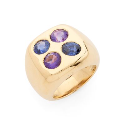 BAGUE présentant un plateau carré pavé de deux deux saphirs …