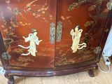 une armoire à deux portes ornées de motifs asiatiques