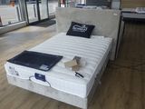 un lit sur lequel est posé un ordinateur portable