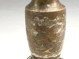 un grand vase posé sur un socle