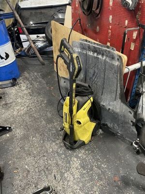 une image d'un garage avec des outils et des outils sur le sol