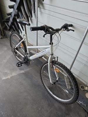 un vélo appuyé contre un mur