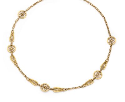 un collier en or et diamants sur fond blanc