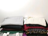 plein de pulls empilés les uns sur les autres