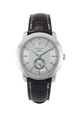 une image d'un gros plan d'une montre-bracelet sur un fond blanc