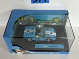 une boîte contenant une petite voiture posée sur une table