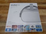 La boîte du casque Oculus Go est ouverte sur la table.