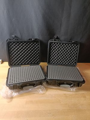 deux valises noires posées l'une à côté de l'autre sur une table en bois