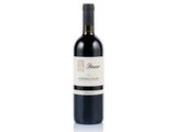 la bouteille de vin rouge est posée sur une surface blanche