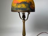une image représentant une lampe avec un abat-jour jaune et bleu