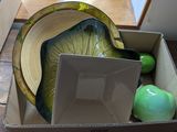 une boîte contenant un bol et une assiette