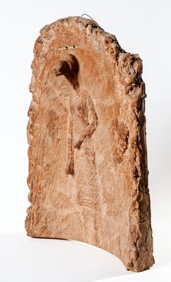 un gros morceau de bois sur lequel est sculpté un homme