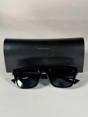 une paire de lunettes de soleil noires posée sur un étui noir