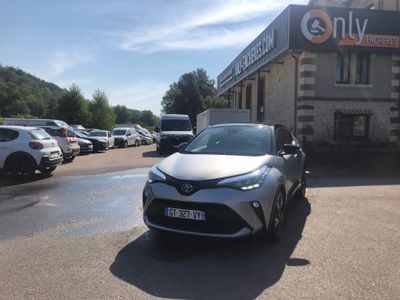 une voiture garée devant un immeuble, sur un parking