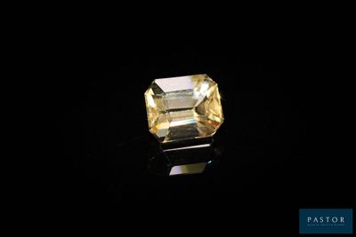 un saphir jaune sur un fond noir
