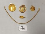 Plusieurs bijoux en or sont exposés sur un fond blanc