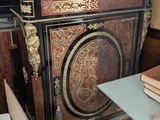 une petite table sur laquelle se trouve un livre, dans une pièce