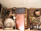 une boîte remplie de vieux objets posée par terre