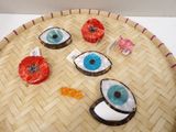 a straw tray with four different types of eyes on it
