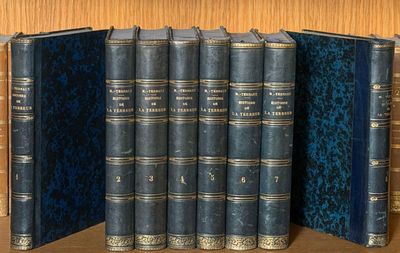 plusieurs livres sont alignés sur une étagère
