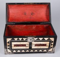 Coffret en os, écaille de tortue et bois, décoré de pyrograv… (photo 5)