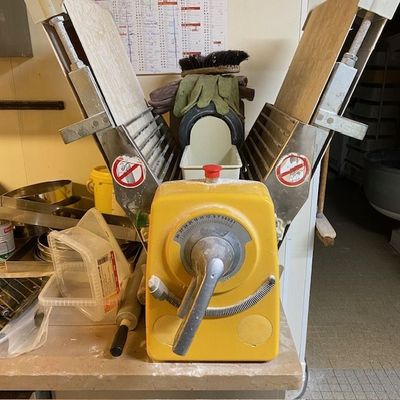 une machine posée sur une table dans une pièce