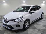la voiture blanche est garée sur un sol en damier dans le garage