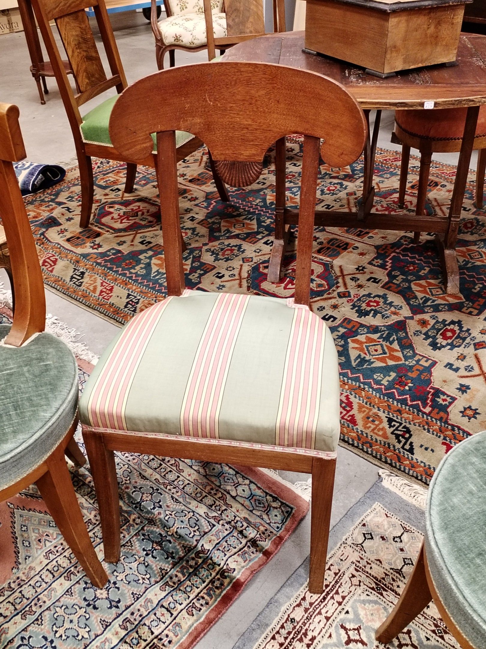 Chaise en acajou à dossier en pelta.