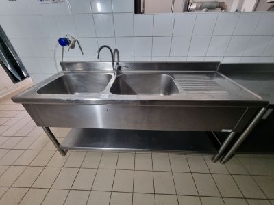 un évier en acier inoxydable composé de deux cuves