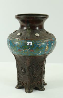 un vase marron orné d'un motif bleu et vert