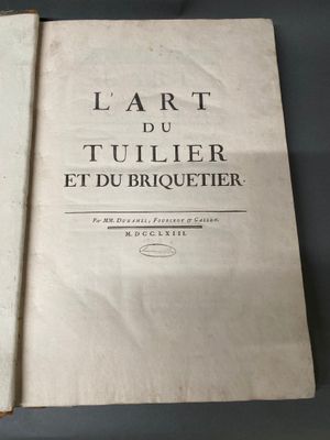 un vieux livre posé sur une table à côté d'une tasse de café