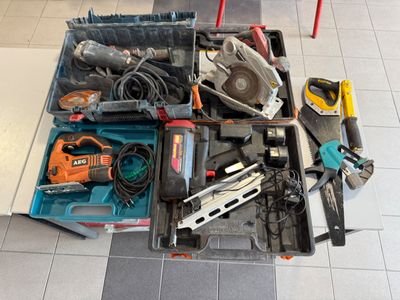 une boîte pleine d'outils posée sur le sol