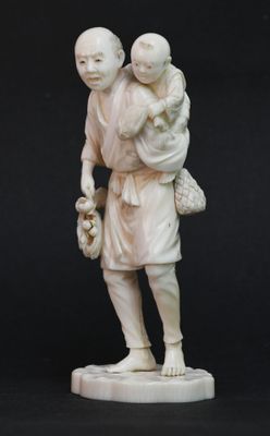 statue représentant un homme portant un enfant sur le dos