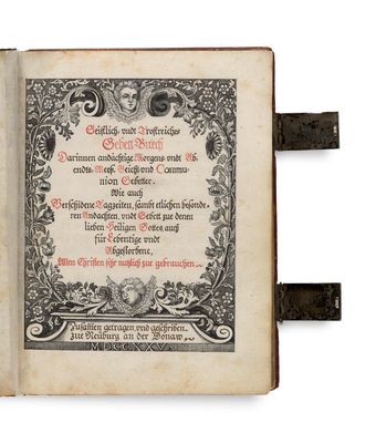 un vieux livre orné d'un motif en noir et blanc