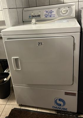 une machine à laver et un sèche-linge blancs placés l'un à côté de l'autre dans une cuisine