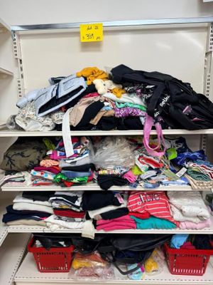 un placard avec beaucoup de vêtements sur les étagères